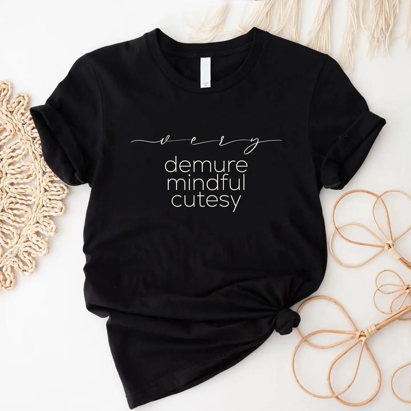 GRAPHIC T-SHIRT VERY DEMURE MINDFUL CUTESY